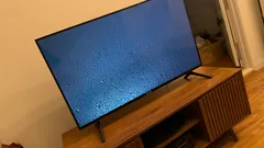 Mit diesen einfachen Handgriffen erstrahlt dein Fernseher jahrelang streifenfrei