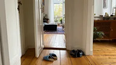 Warum ist es wichtig, die Straßenschuhe auszuziehen, wenn man nach Hause kommt?